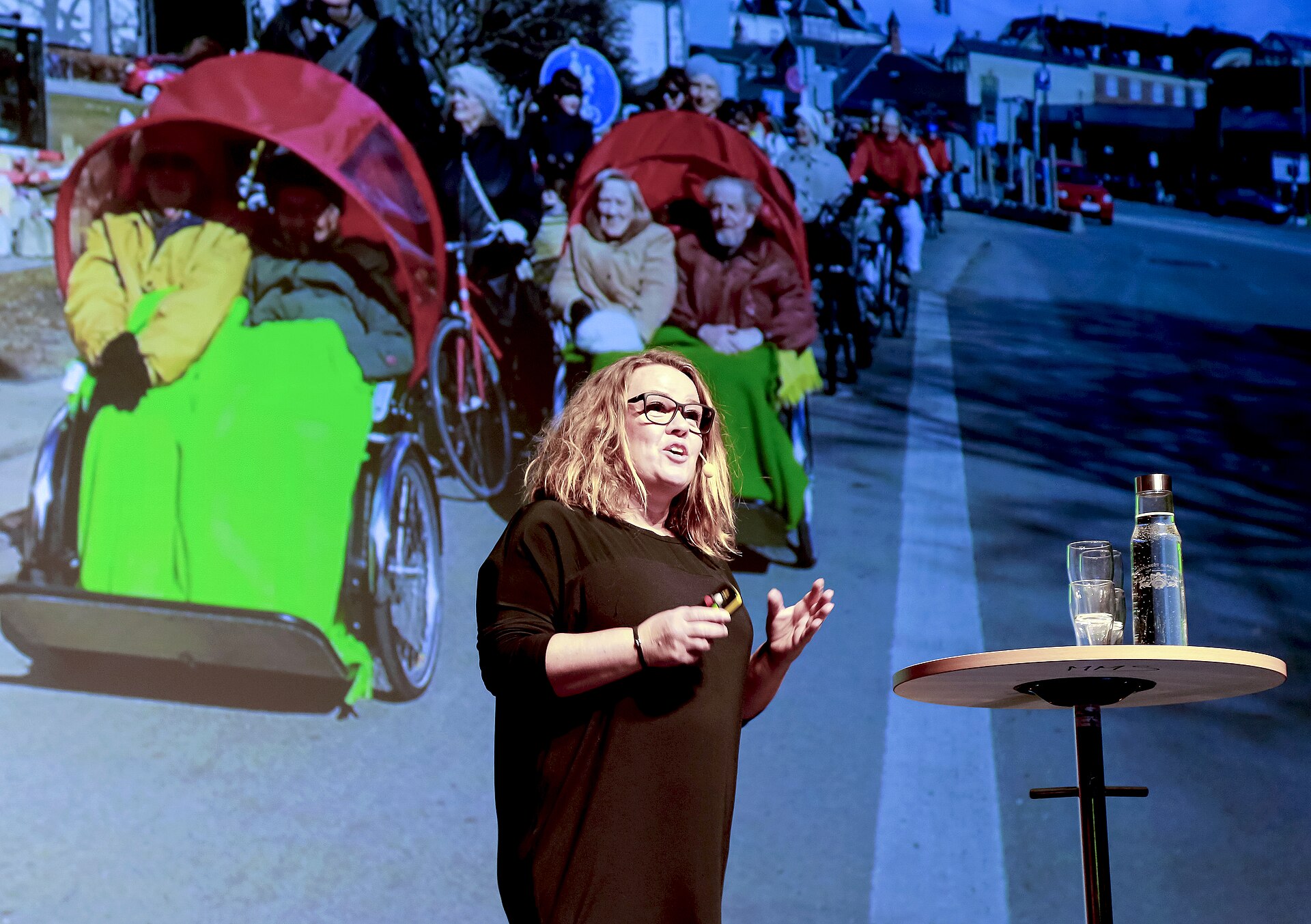 Social Innovation Summit 2017 på Slagthuset i Malmö 20171114. Photo: News Øresund - Sofie Eriksson. © News Øresund - Sofi Eriksson (CC BY 3.0). Ett exempel på en satsning med hög social avkastning är ”Cykling utan ålder”, som de danska samhällsentreprenörerna Dorthe Pedersen och Ole Kassow startat. Initiativet ger äldre människor möjligheten att komma ut från vårdhem och boenden genom specialbyggda cyklar och utbildade cykelpiloter och det har nu har spridit sig till 35 länder. Projektet present